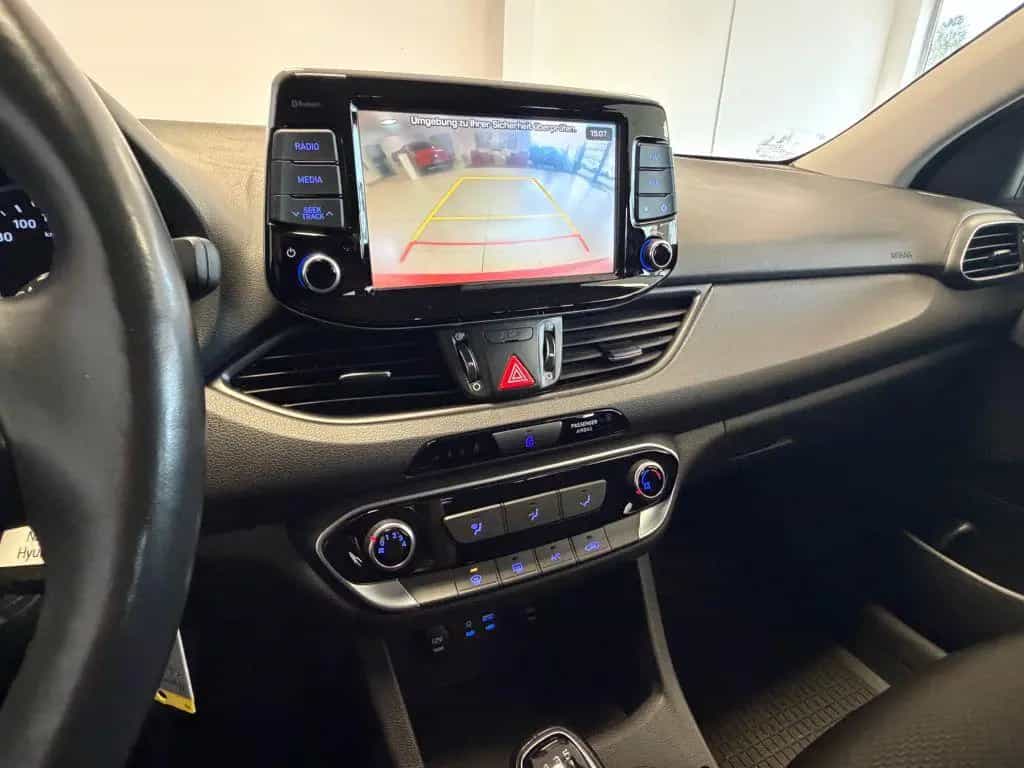 Hyundai i30 1.4 Trend +Navi+Sitzheizung+Carplay+R.Kamera 03/2018-photo-21