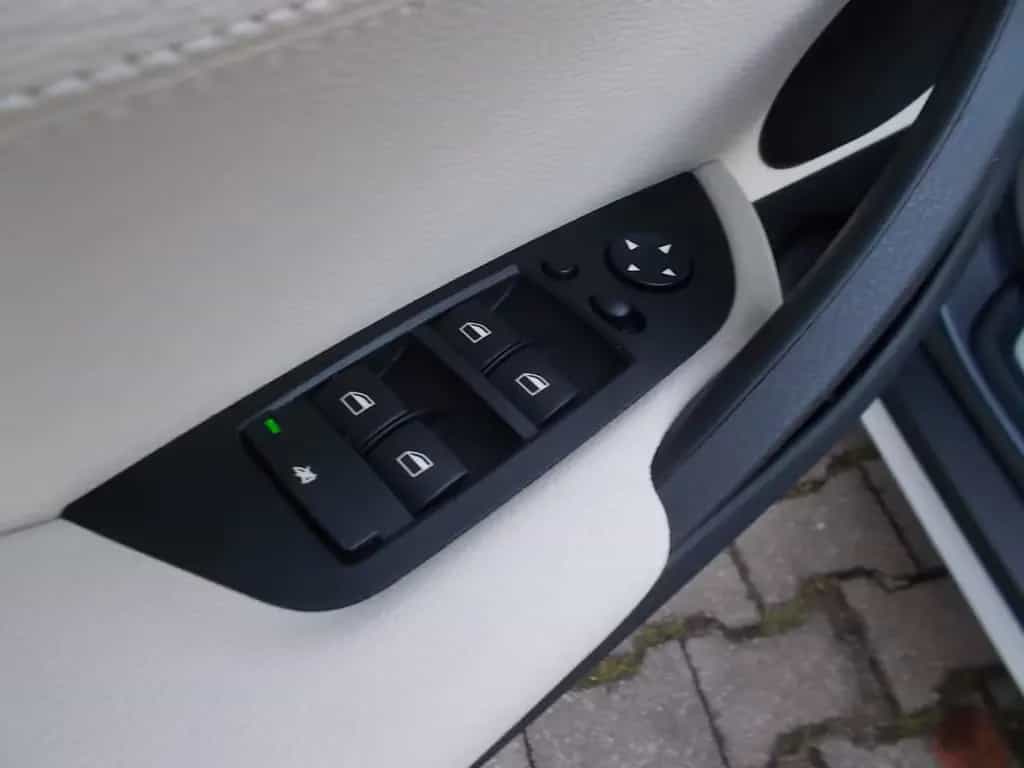 BMW X1 18 i sDrive 05/2015-photo-4