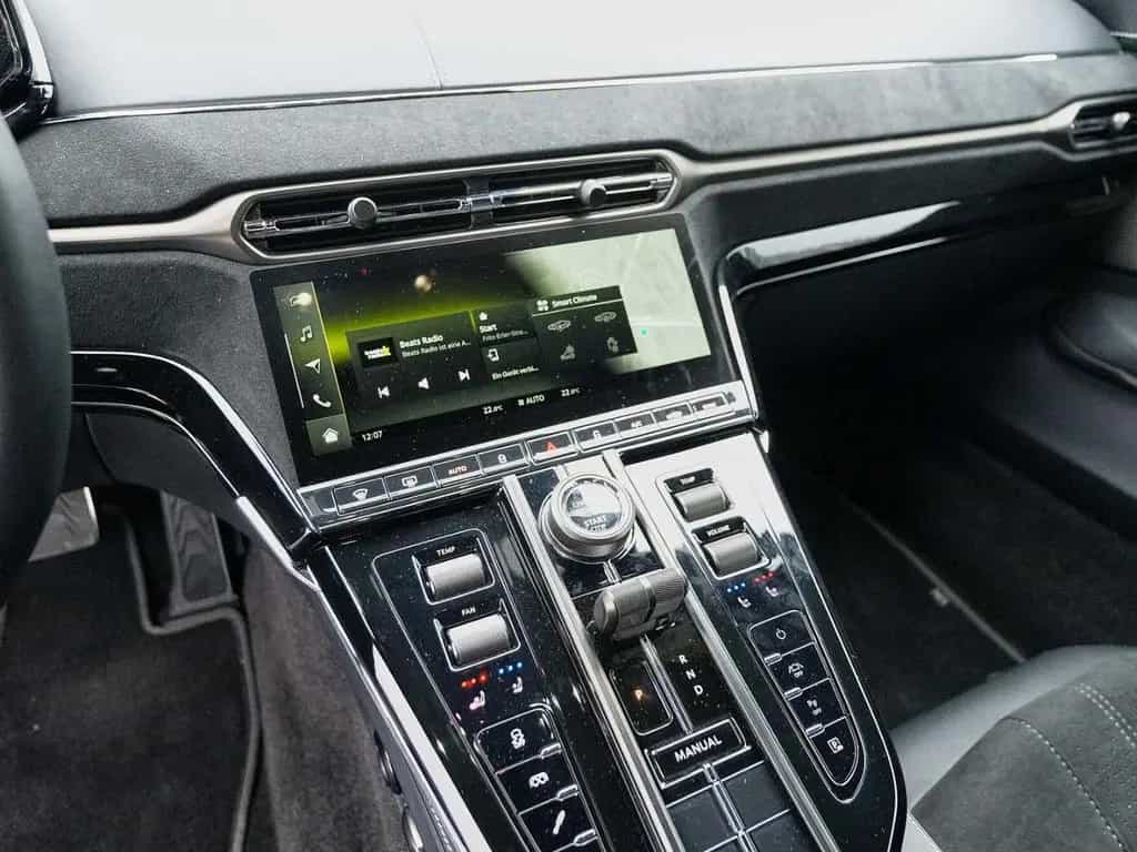 Aston Martin V8 Vantage Vantage V8 Coupe Satin Onyx Black / Onyx Black 06/2024-photo-22