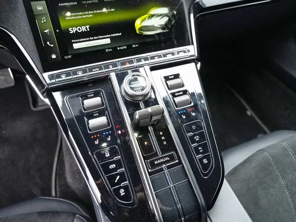 Aston Martin V8 Vantage Vantage V8 Coupe Satin Onyx Black / Onyx Black 06/2024-photo-25