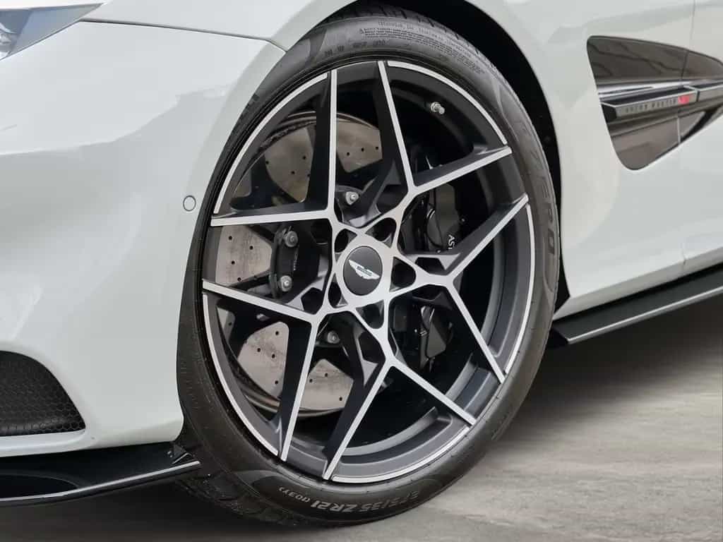 Aston Martin Vanquish V12 Coupe Apex Grey / Phantom Grey null-photo-11