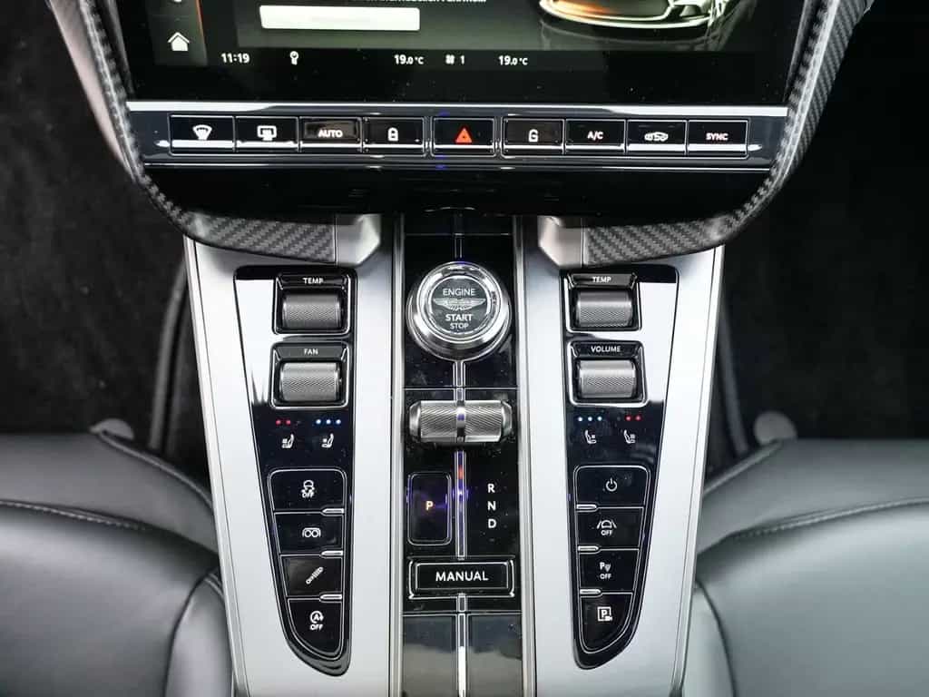 Aston Martin Vanquish V12 Coupe Apex Grey / Phantom Grey null-photo-23