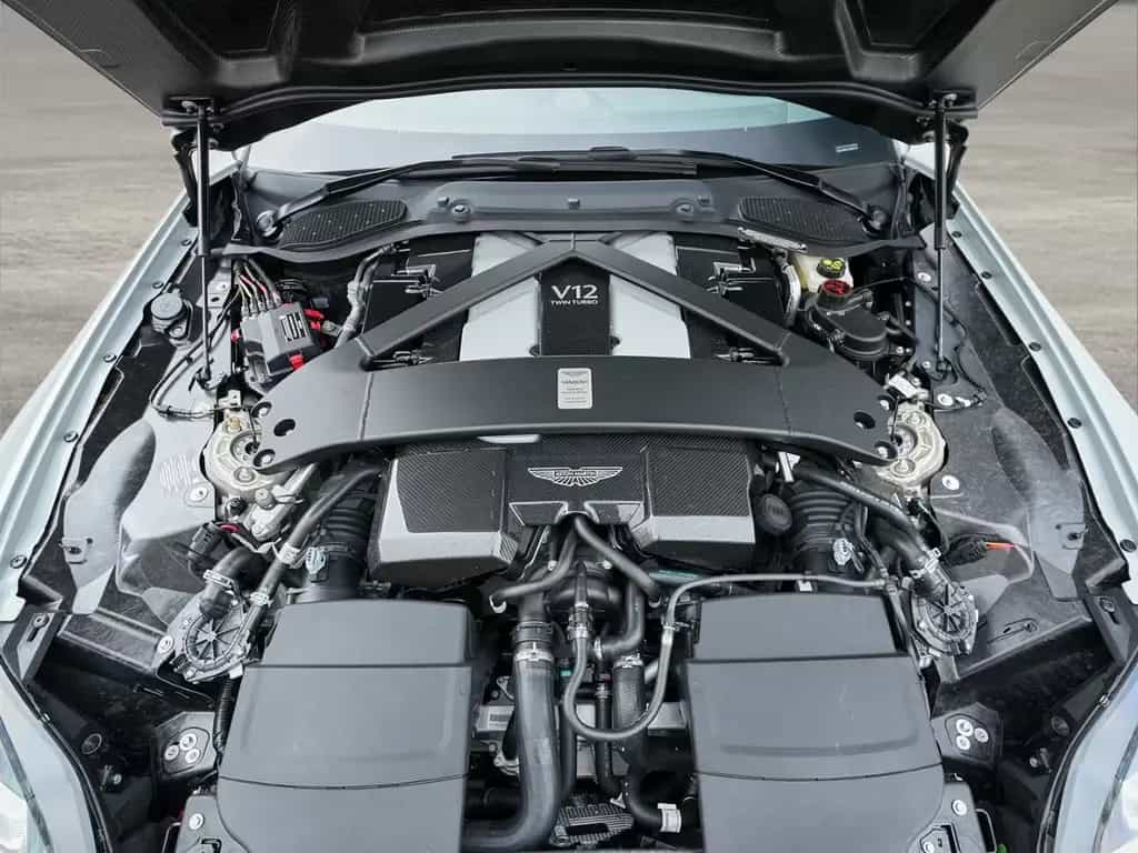 Aston Martin Vanquish V12 Coupe Apex Grey / Phantom Grey null-photo-29