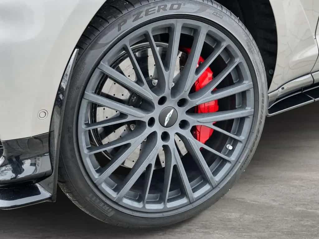 Aston Martin DBX 707 Aluminite Silver / Onyx Black 08/2024-photo-11