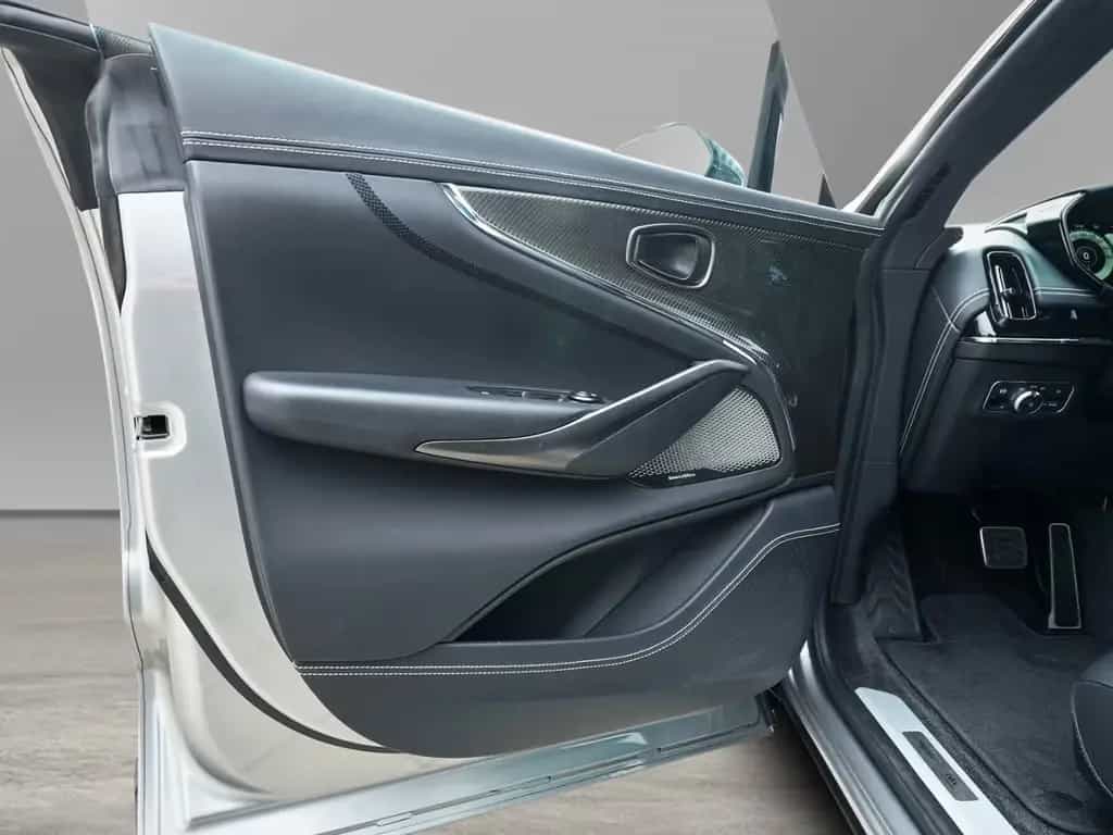 Aston Martin DBX 707 Aluminite Silver / Onyx Black 08/2024-photo-17
