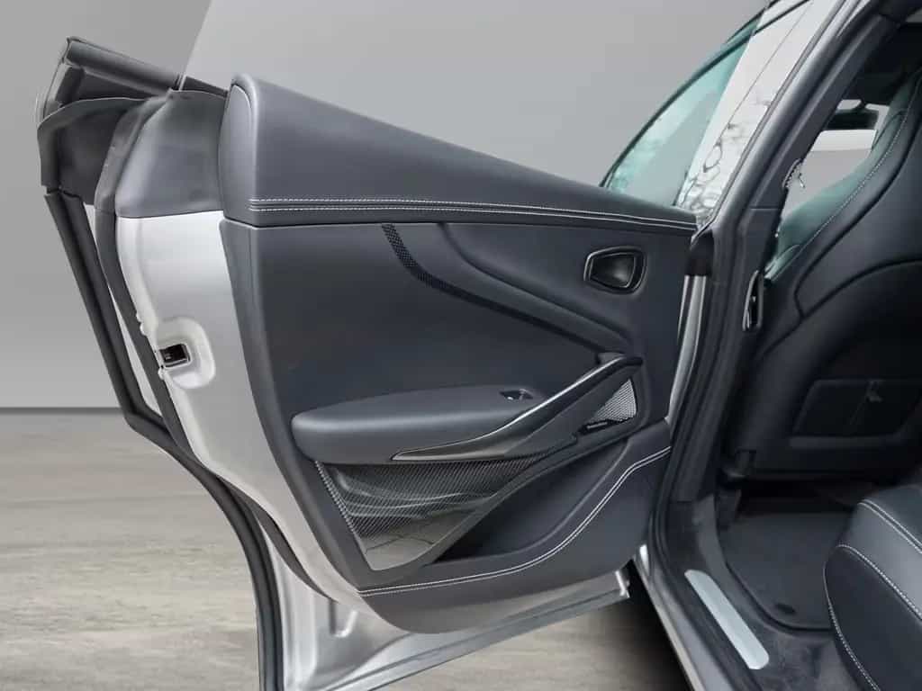Aston Martin DBX 707 Aluminite Silver / Onyx Black 08/2024-photo-27