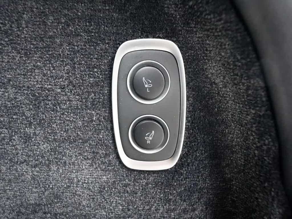 Aston Martin DBX 707 Aluminite Silver / Onyx Black 08/2024-photo-31