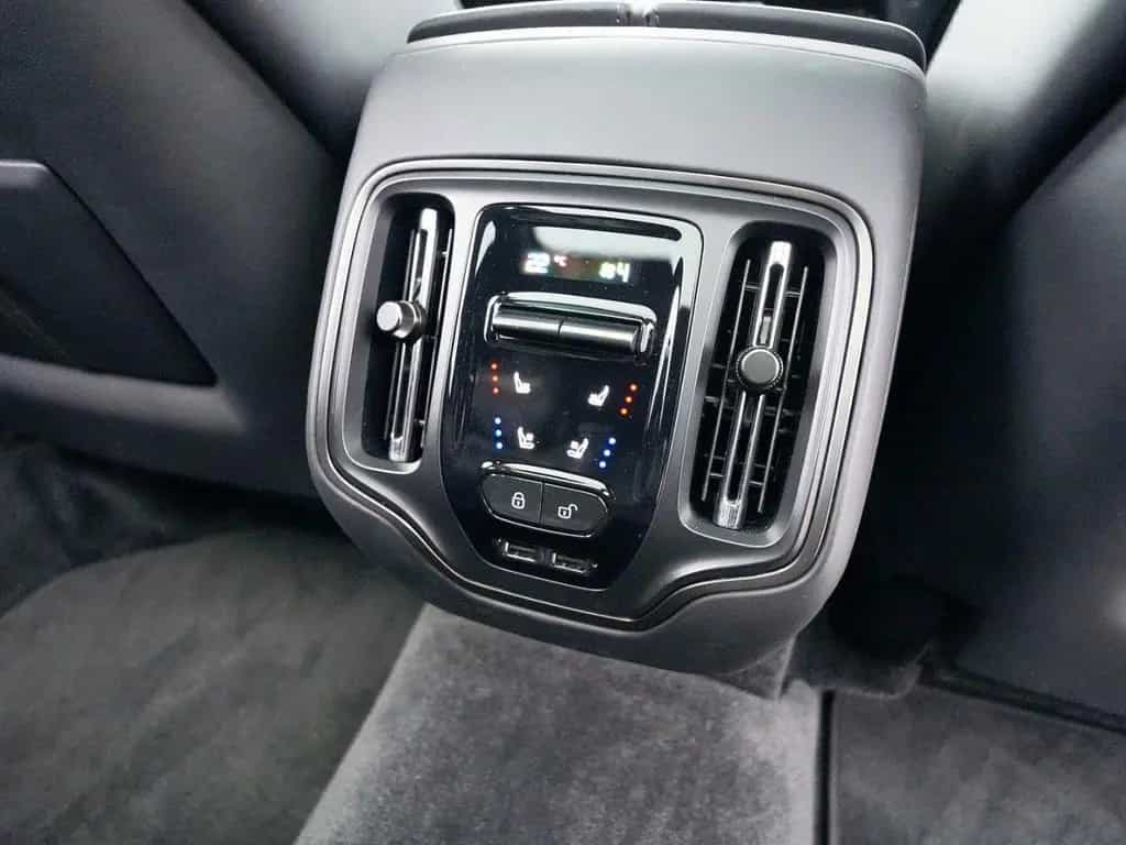 Aston Martin DBX 707 Aluminite Silver / Onyx Black 08/2024-photo-36