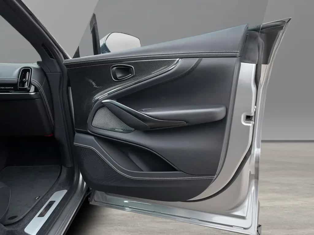 Aston Martin DBX 707 Aluminite Silver / Onyx Black 08/2024-photo-37