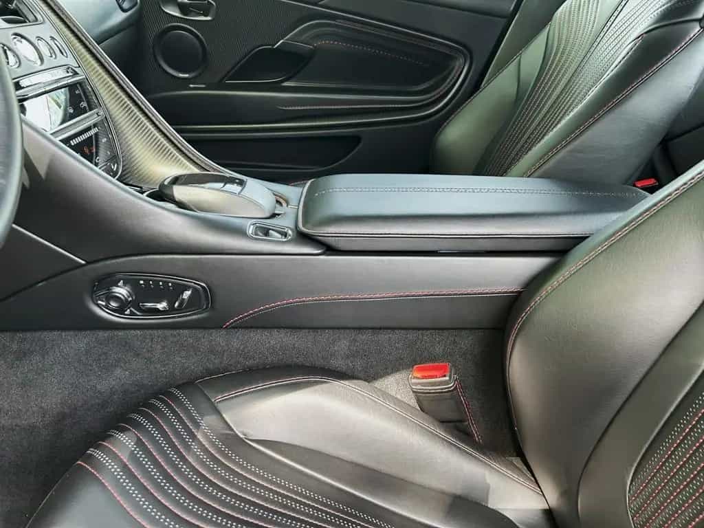Aston Martin DB11 V8 Coupe Onyx Black Pure Black Carbon Twill 07/2017-photo-29