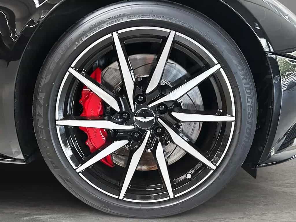 Aston Martin DB11 V8 Coupe Onyx Black Pure Black Carbon Twill 07/2017-photo-3
