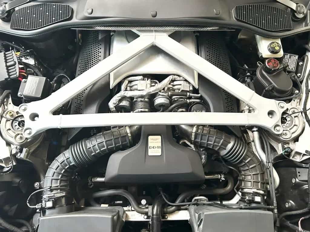 Aston Martin DB11 V8 Coupe Onyx Black Pure Black Carbon Twill 07/2017-photo-33