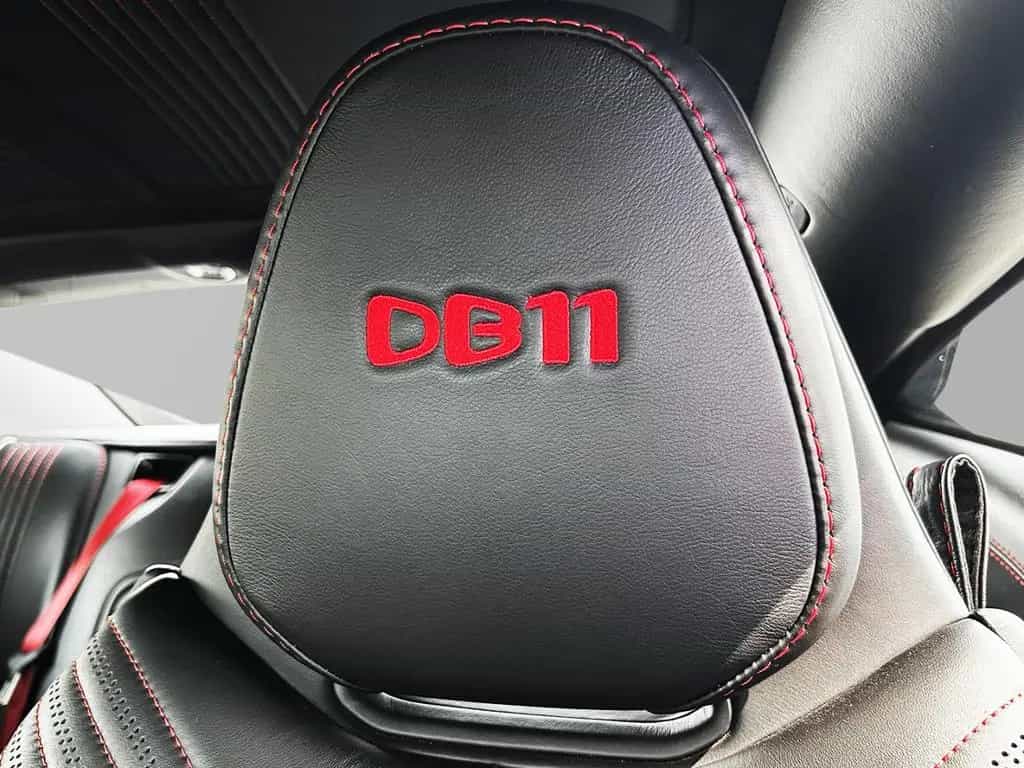 Aston Martin DB11 V8 Coupe Onyx Black Pure Black Carbon Twill 07/2017-photo-4