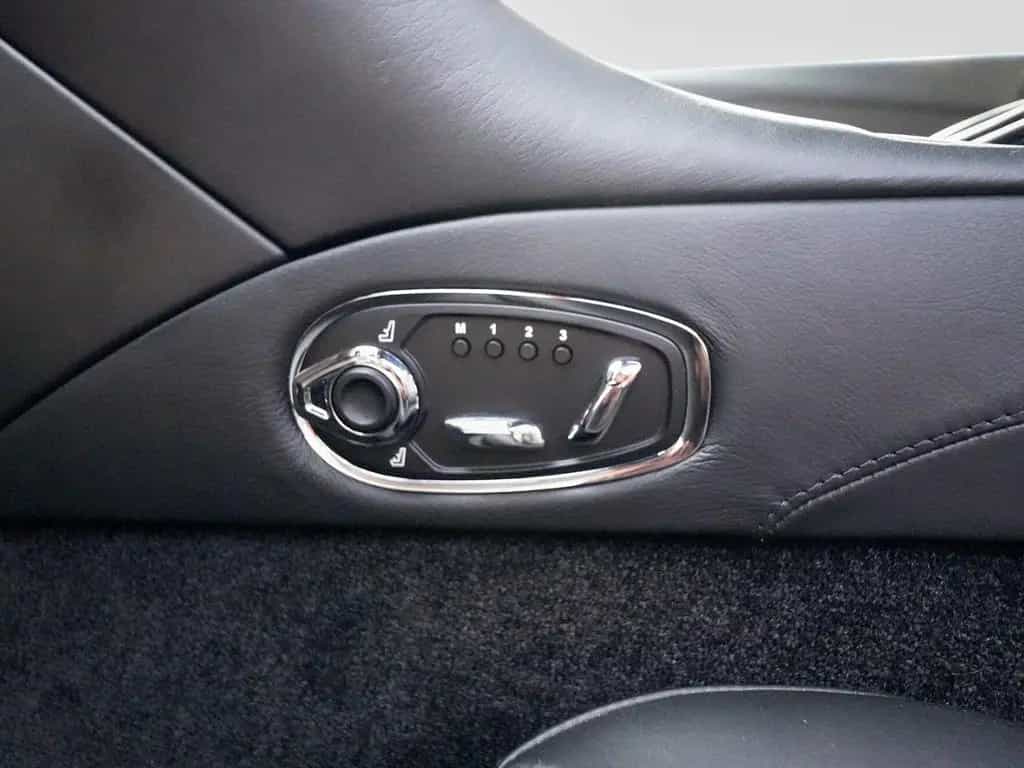 Aston Martin DBS Superleggera Coupe Onyx Black - B&O BeoSound 08/2020-photo-29