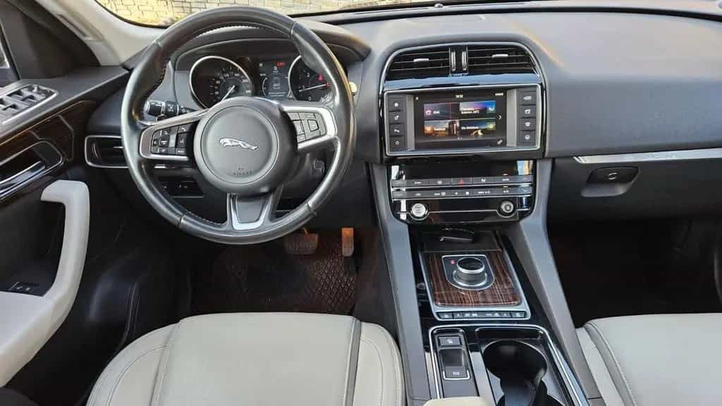 Jaguar F-Pace 2.0 D 180 CV AWD Portfolio 07/2017-photo-6