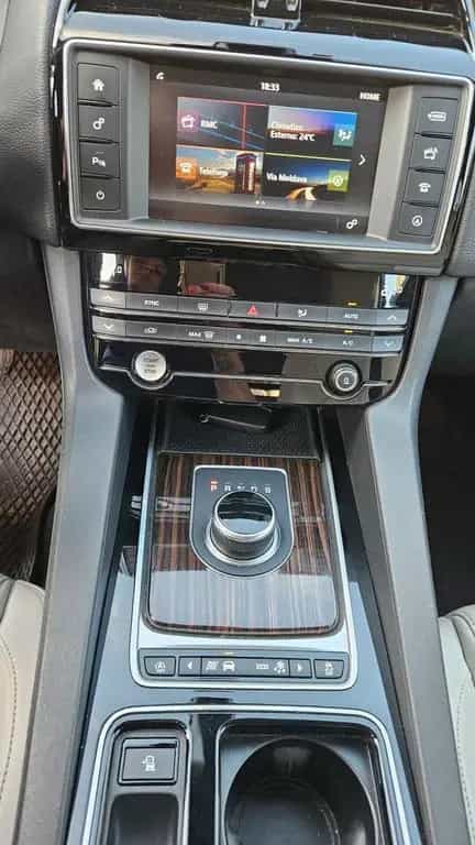 Jaguar F-Pace 2.0 D 180 CV AWD Portfolio 07/2017-photo-7