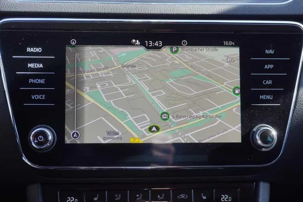 Skoda Superb Combi 2.0 TSI DSG Style LED Navi ACC AHK 11/2022-photo-18