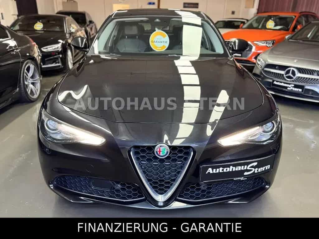 Alfa Romeo Giulia 2.2 JTDM Super 8fach Spur Bi-Xenon DAB 05/2017-photo-1