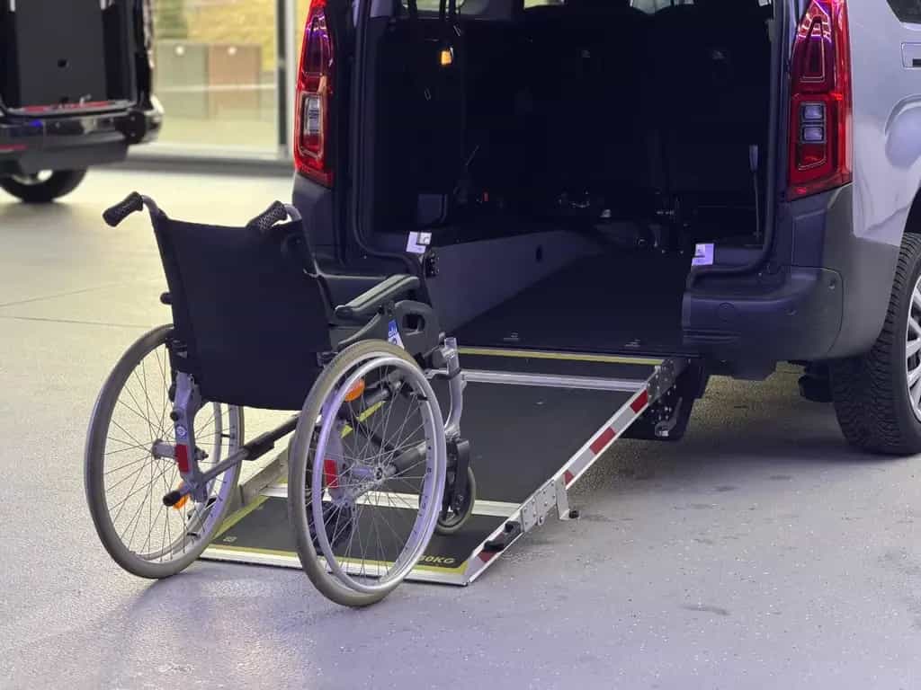 Citroën Berlingo Shine XL - Behindertengerecht-Rampe- 09/2020-photo-12