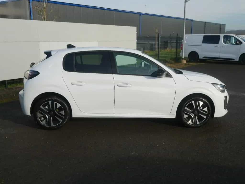 Peugeot 208 ALLURE PureTech 1.2 100 PS MT6 PDC APPLE CAR 11/2025-photo-1