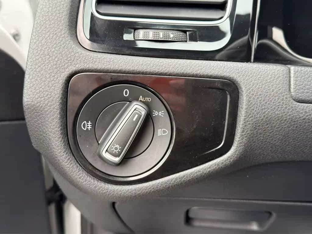 Volkswagen Golf 05/2016-photo-24