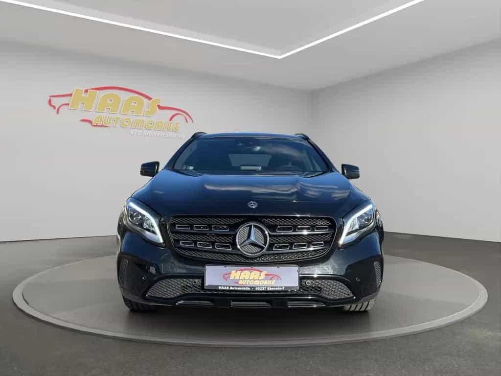 Mercedes-Benz GLA 200 *LED*Teilleder*Navi* 10/2018-photo-1