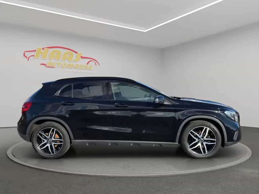 Mercedes-Benz GLA 200 *LED*Teilleder*Navi* 10/2018-photo-4
