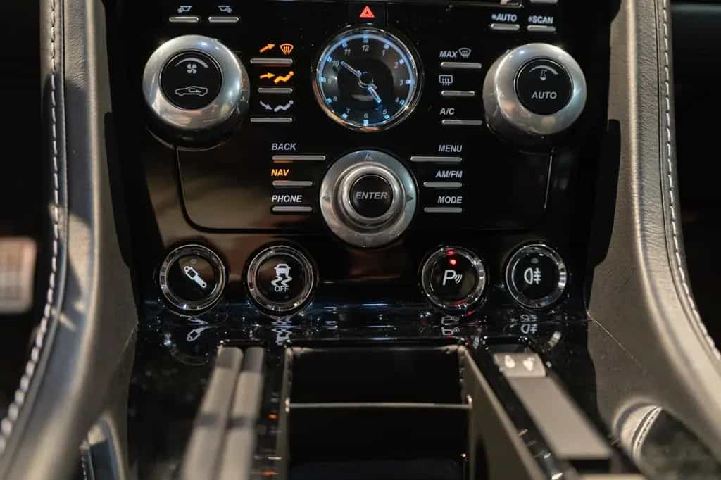 Aston Martin V12 Vantage 6.0 S 573ch 06/2015-photo-21