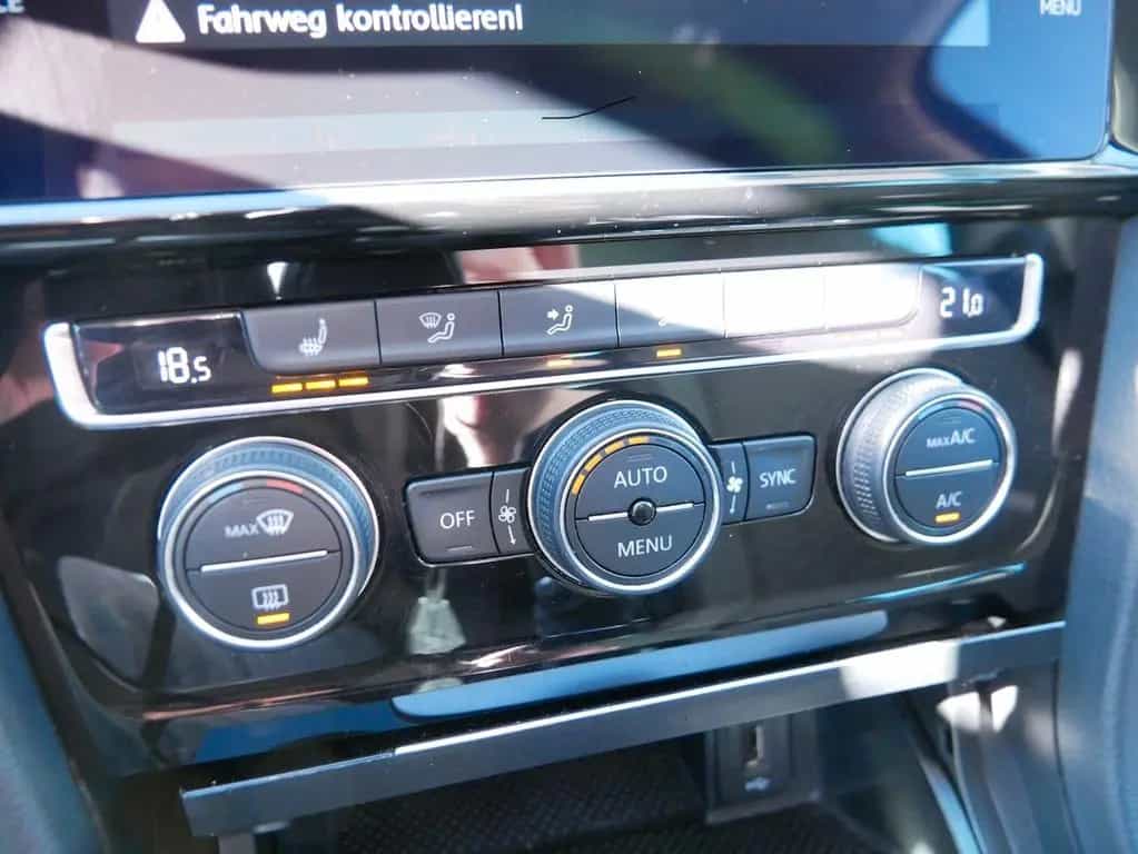 Volkswagen Golf -VII Variant 1.5 Join AHK SHZ NAVI PDC 05/2018-photo-19