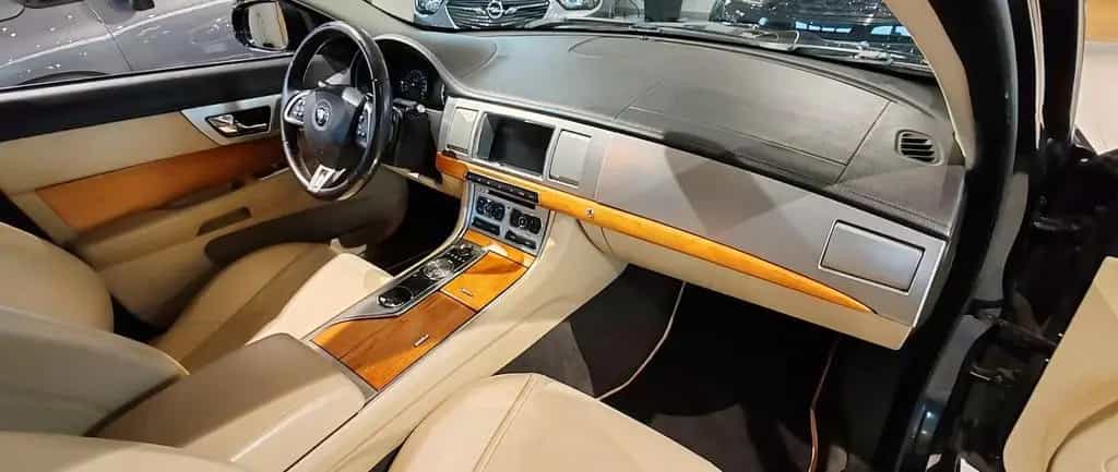 Jaguar XF Sportbrake 2.2 D Business Edition 03/2015-photo-13