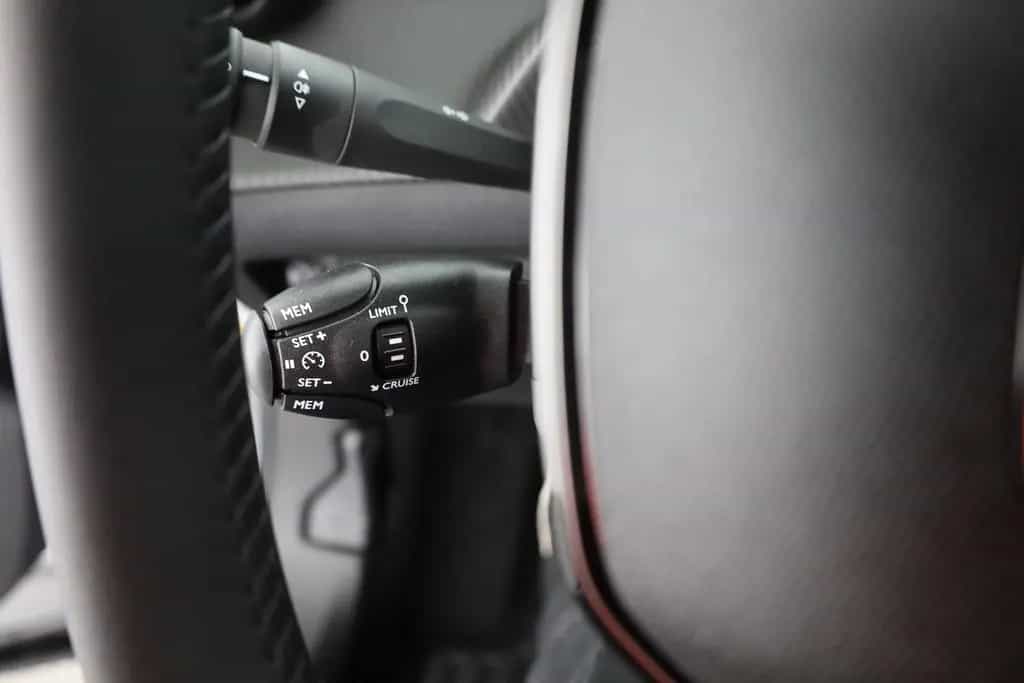 Peugeot 2008 PureTech 100 Allure LED Sitzheizung Tempoma 11/2025-photo-19