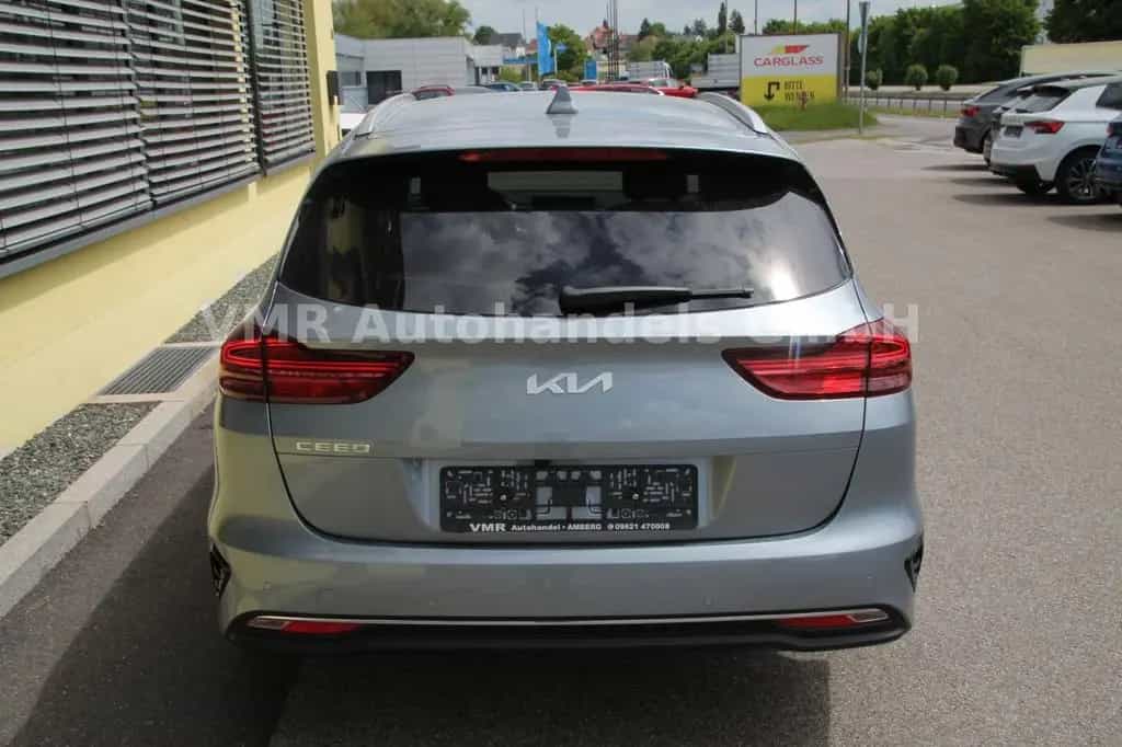 Kia Ceed Sportswagon 1.5 T-GDi TOP Automatik *Navi* 11/2025-photo-3