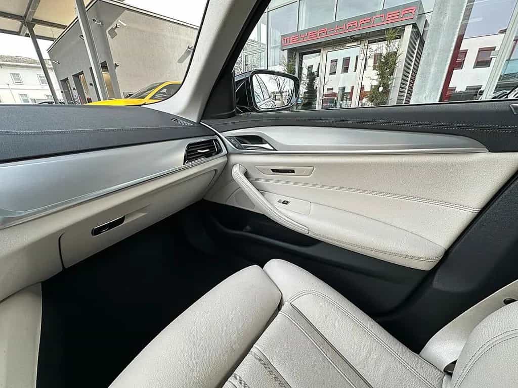 BMW 5 Series 520d Touring xDrive Luxury Line Aut. / AHK / ... 01/2023-photo-26