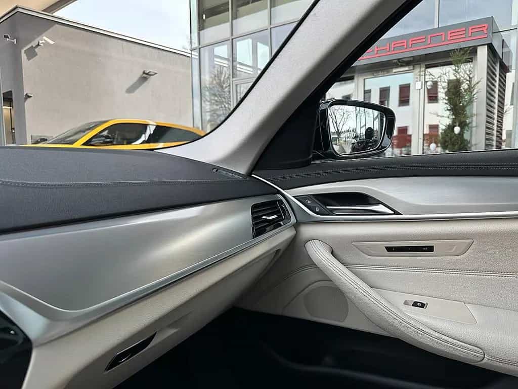 BMW 5 Series 520d Touring xDrive Luxury Line Aut. / AHK / ... 01/2023-photo-36