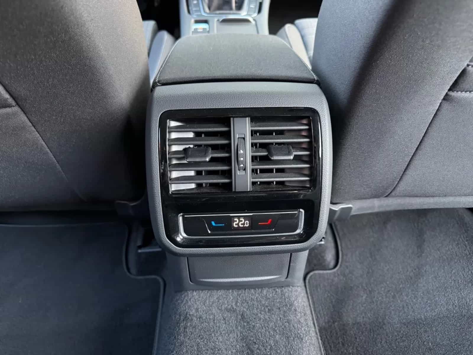 Volkswagen Passat Variant 07/2022-photo-16