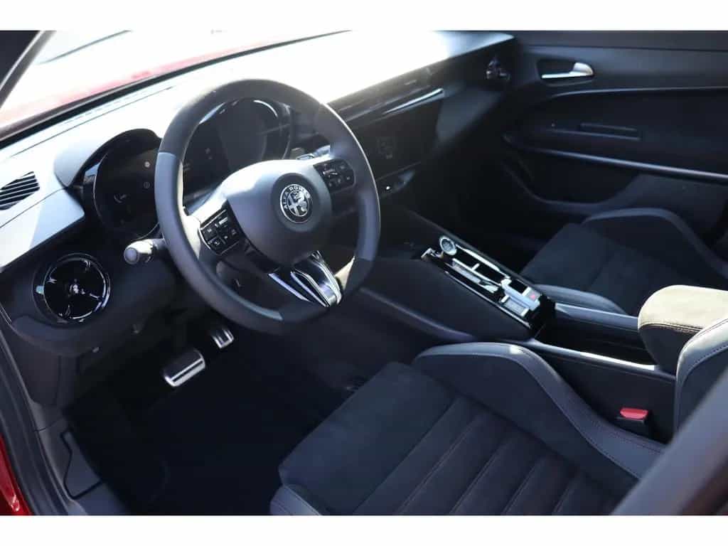 Alfa Romeo Junior IBRIDA Q4 1.2 VGT 145PS DCT6 SPORT SABELT 02/2026-photo-9