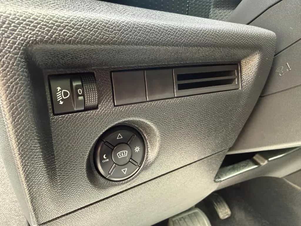 Citroën C4 1.2 PureTech Shine Automatik EAT8 LED 1.Hand 09/2023-photo-24