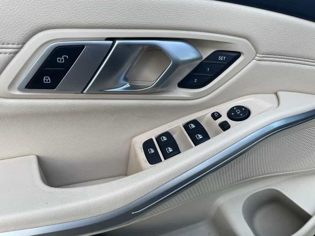 BMW 3 Series 320i xDrive Luxury/24 Monate Garantie/Leder/Driv 04/2020-photo-19