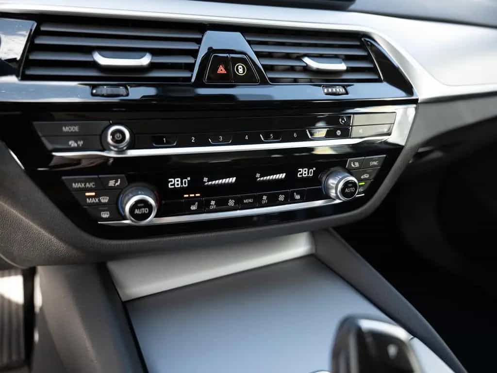 BMW 5 Series 520d Touring PANO HUD LED ACC W-LAN NAVI KAMERA 01/2023-photo-16