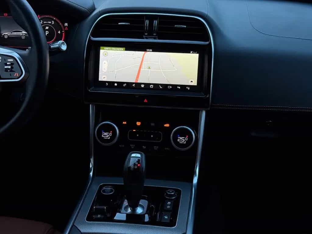 Jaguar XE D180 R-Dynamic SE Lim 360°|HuD|Leder|TWA|Memo 06/2019-photo-9