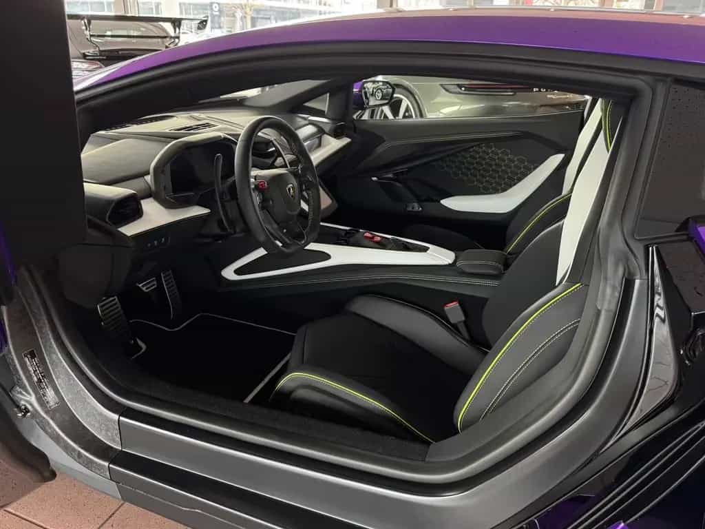 Lamborghini Revuelto "Carbon" 08/2025-photo-18