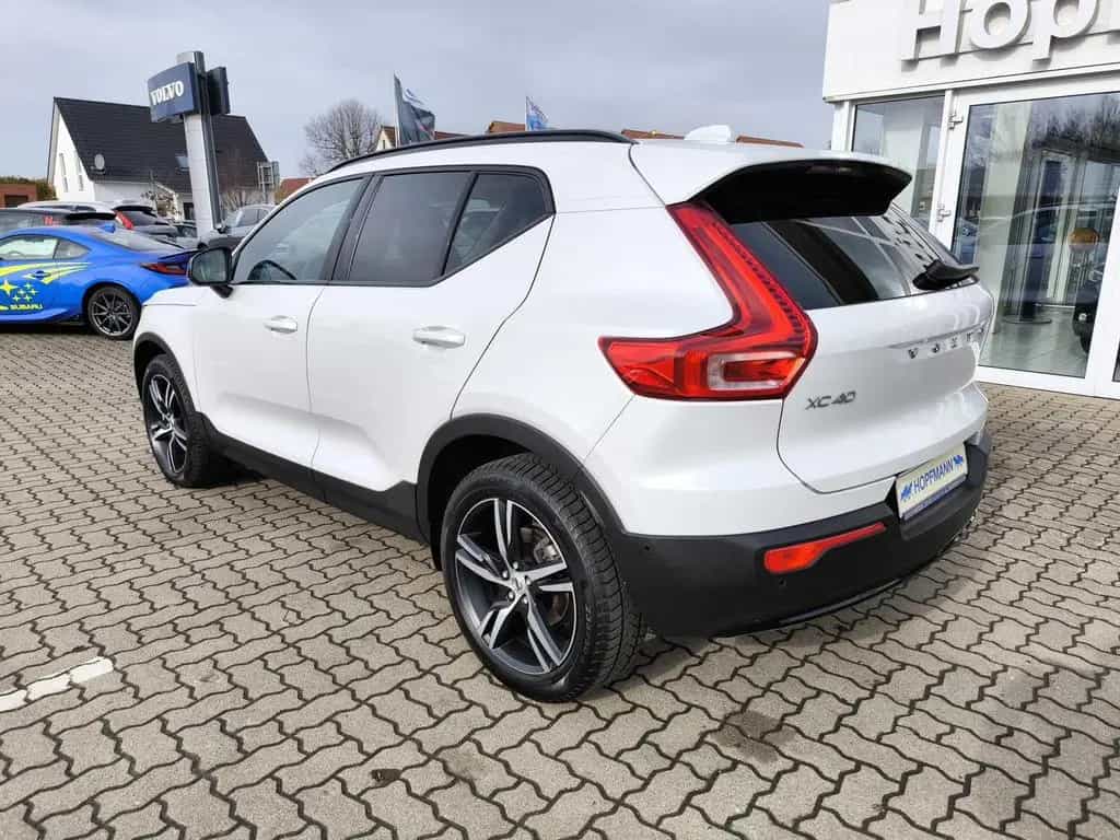 Volvo XC40 B3 Benzin Plus Dark 06/2025-photo-2