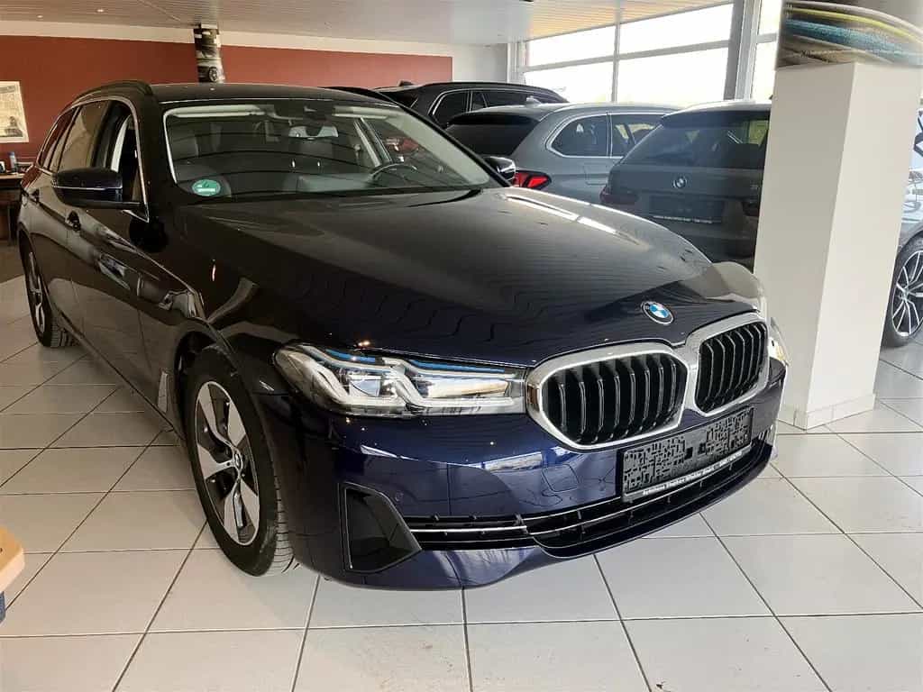 BMW 5 Series 520d Innovationspaket/HuD/AHK/Parkasst/4-Zonen 08/2022-photo-0