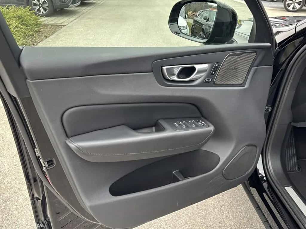 Volvo XC 60 Plus Dark 2WD Bluetooth LED Klima 12/2023-photo-8