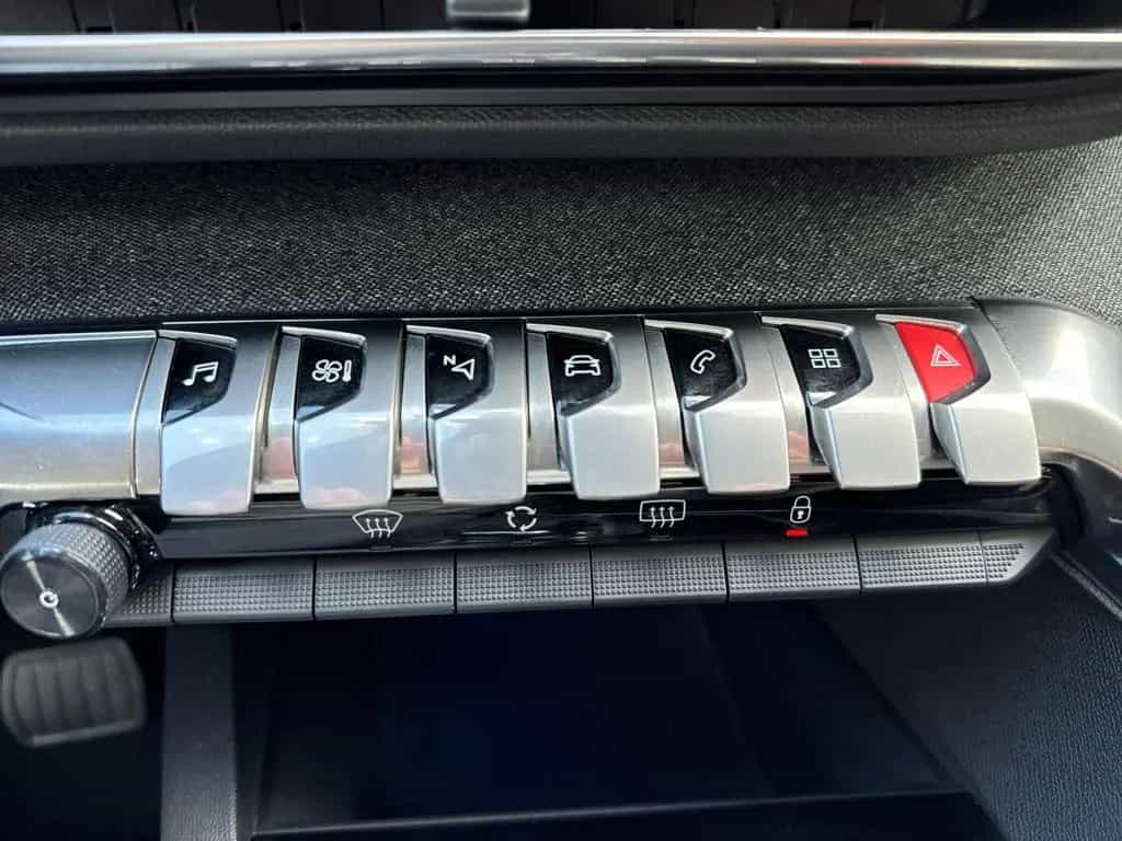 Peugeot 3008 1.2 PureTech 130 Allure Navigation+Clima+Te 06/2019-photo-17