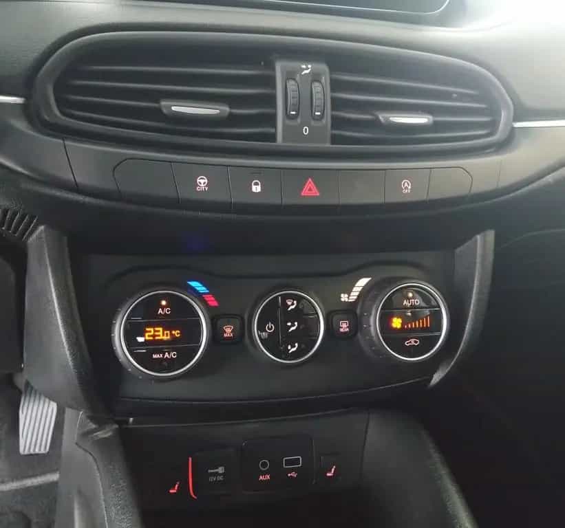 Fiat Tipo Hatchback 1.4 T-Jet LOUNG ACC Navi Sitzh. 11/2016-photo-12