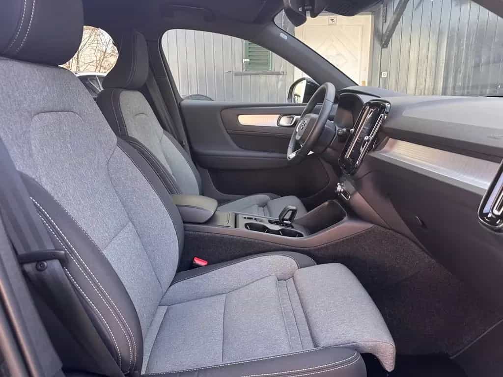 Volvo XC40 Core 2WD/LED/AHK/ACC 04/2024-photo-19