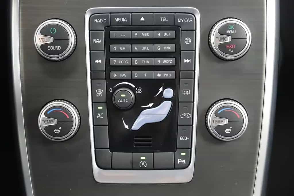 Volvo XC70 2.0D4 181PS Geartronic Momentum AHK 1Hand 04/2015-photo-18