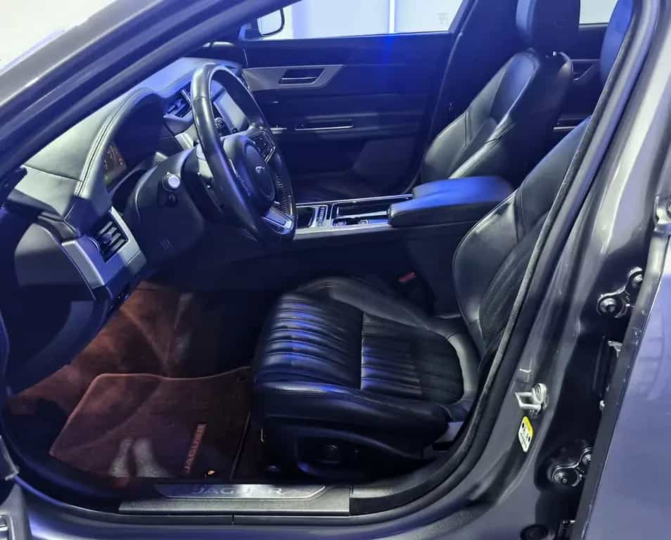 Jaguar XF SPORTBRAKE PORTFOLIO AWD LED/LEDER/PANORAMA 08/2018-photo-10