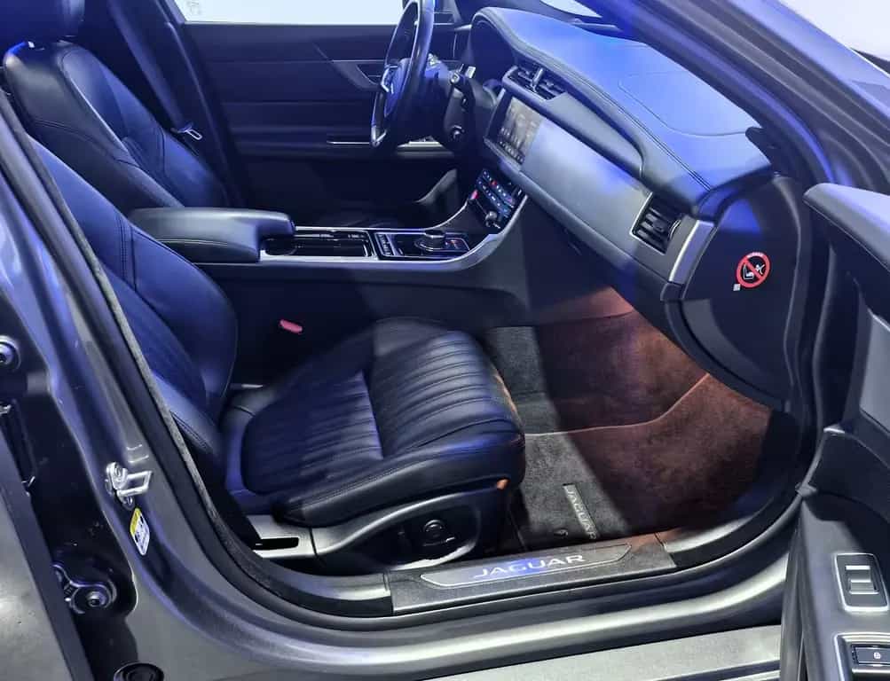 Jaguar XF SPORTBRAKE PORTFOLIO AWD LED/LEDER/PANORAMA 08/2018-photo-12